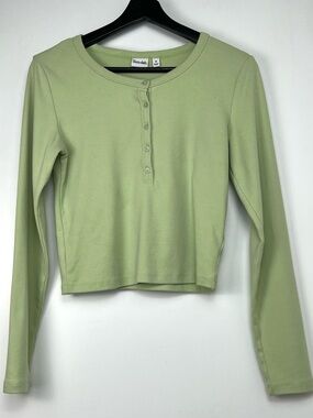 Aritzia Sun-deh Cute Baby Crop Henley Long Sleeve Top size M Pastel Lime Green